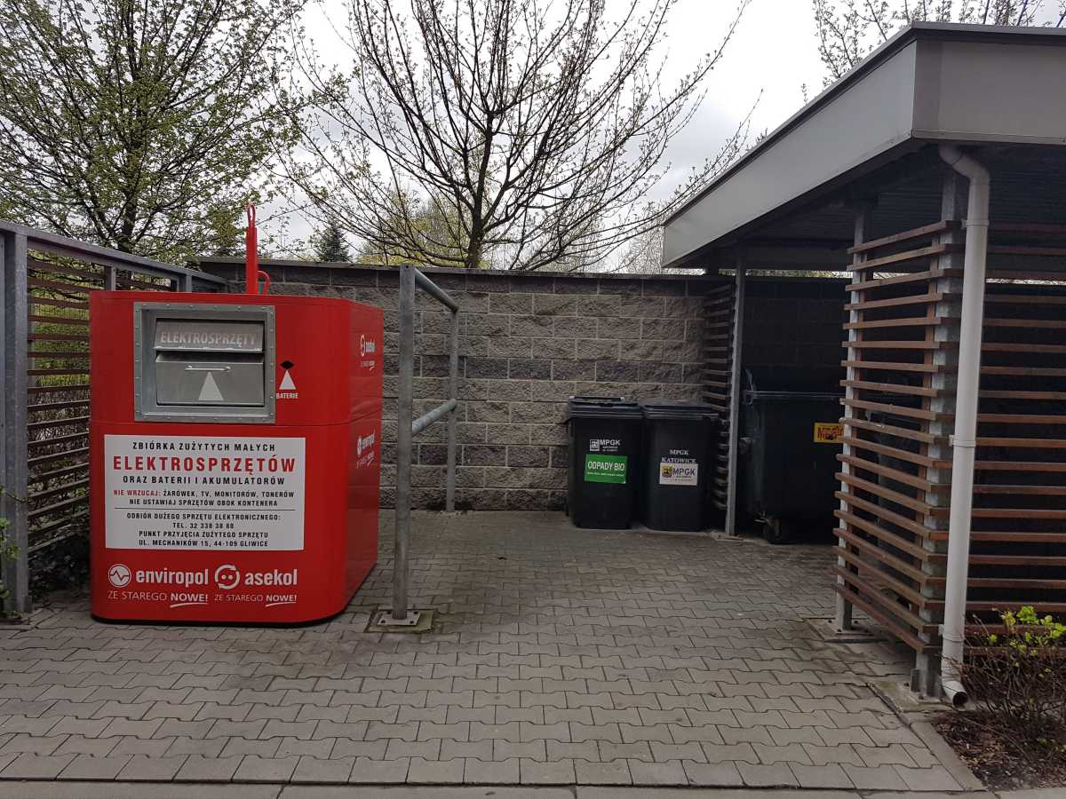 Czerwone kontenery na zużyte urządzenia elektryczne i elektroniczne