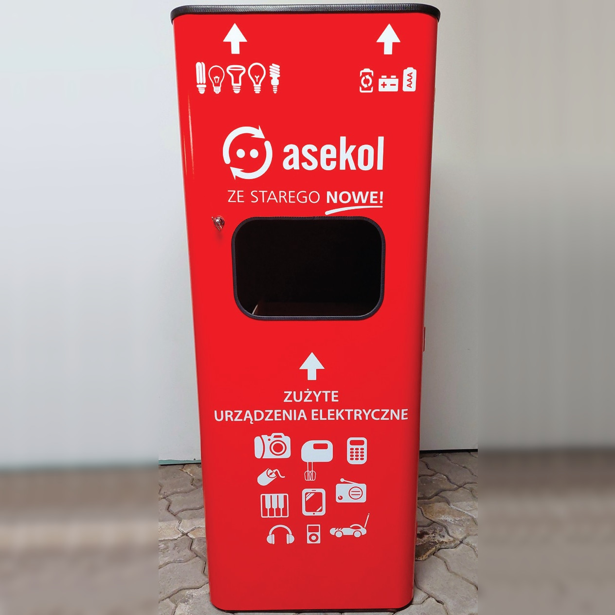 Wprowadza pojemniki typu e-box