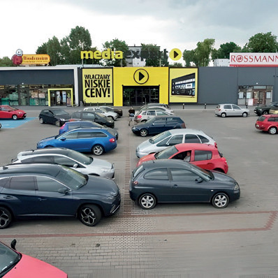 Umacnia pozycję