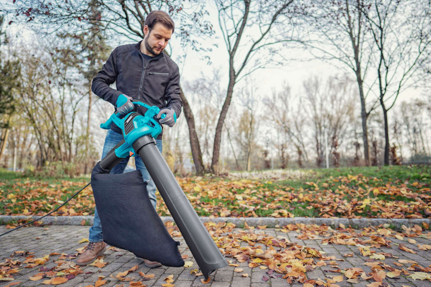 Zamiatarki i dmuchawy – idealny oręż do jesiennych porządków