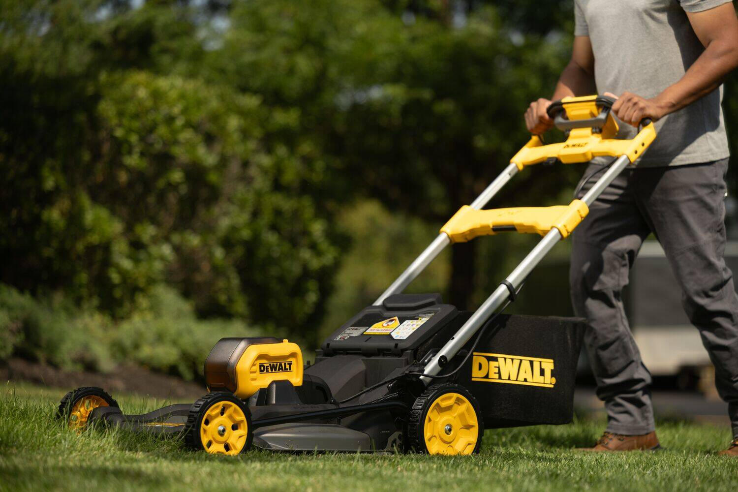 Dlaczego warto kupić kosiarkę akumulatorową? Na co zwrócić uwagę?