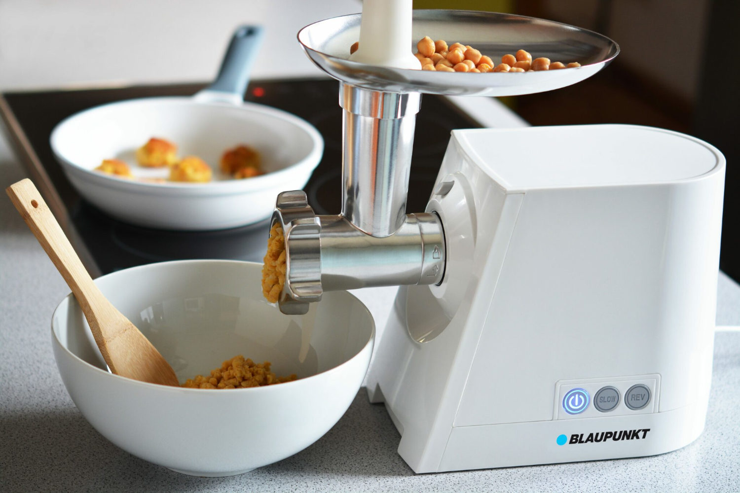 Maszynki do mielenia i krajalnice – niezbędne urządzenia w nowoczesnej kuchni