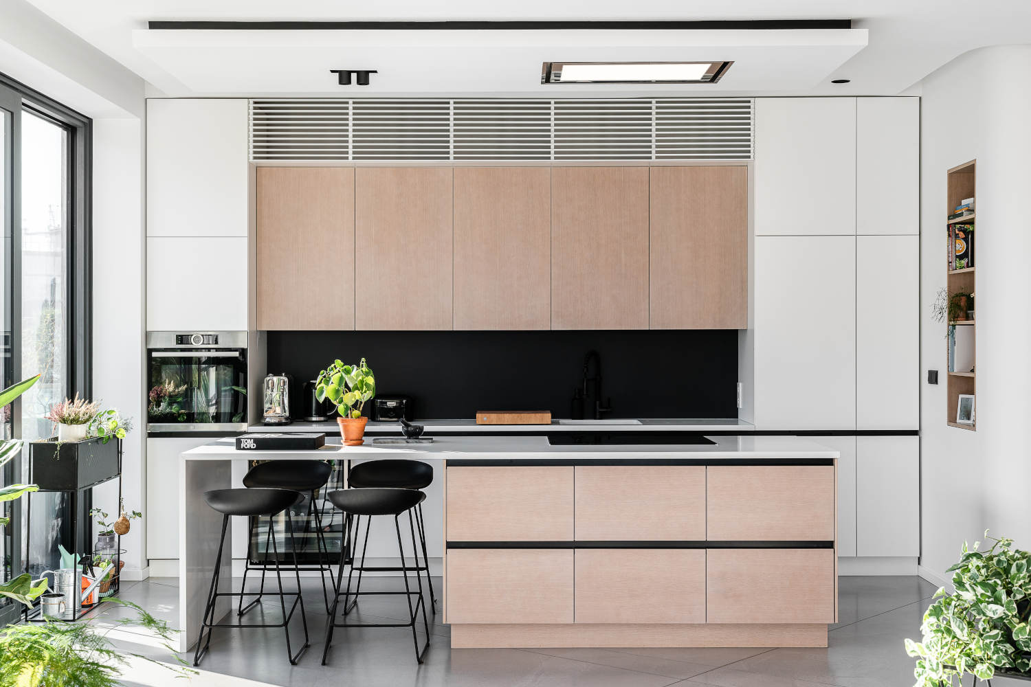 Okapy-sufitowe-to-nowoczesna-elegancja-i-skuteczna-wentylacja-w-kuchni-3