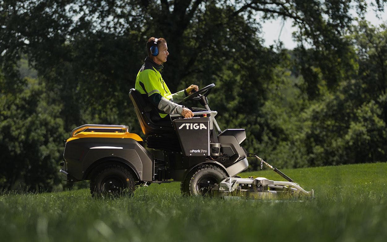 STIGA wprowadza akumulatorowy traktor ePark Pro-3