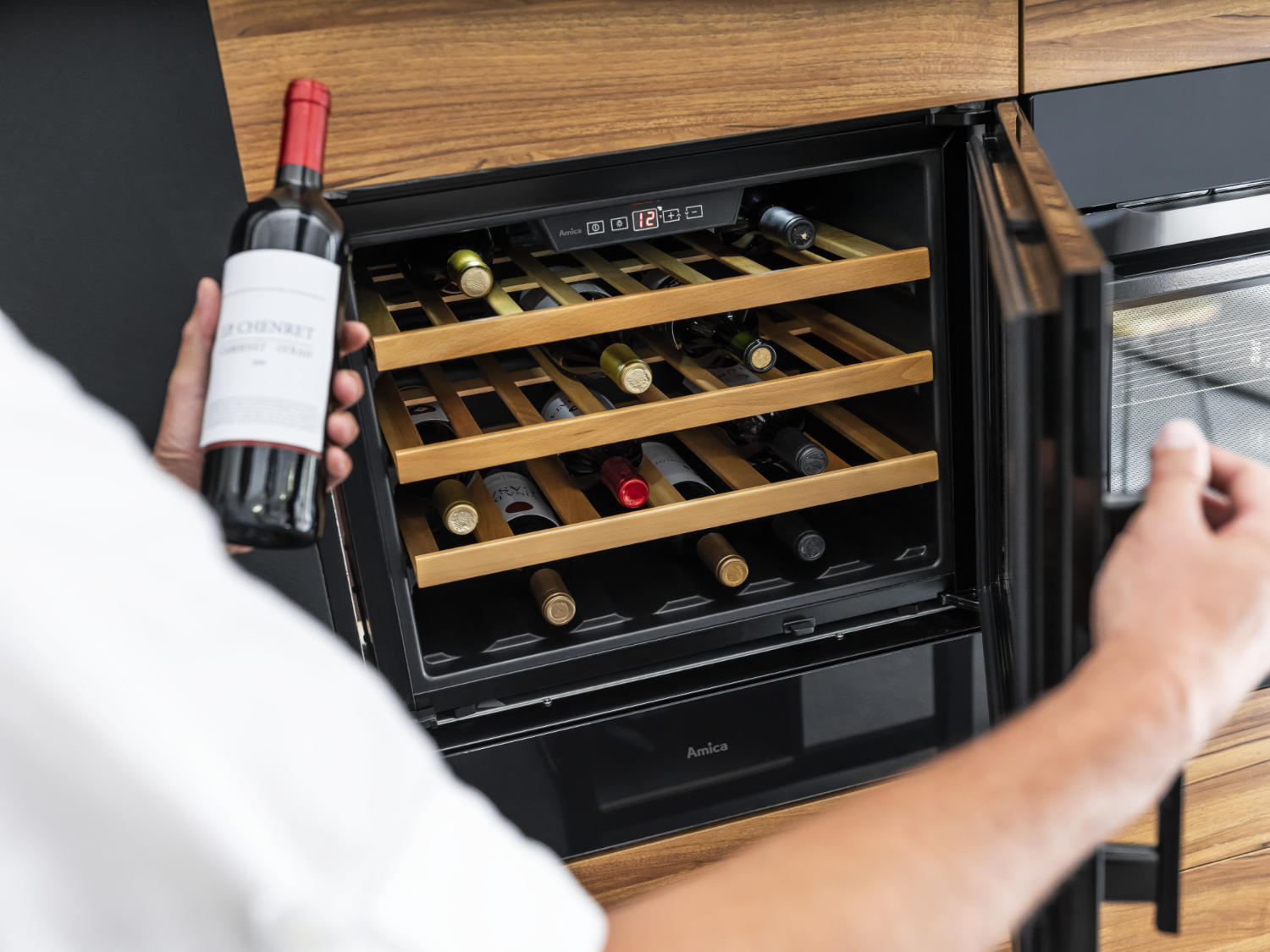 Winiarki wolnostojące oraz do zabudowy – jak przechowywać wino w dobrym stylu?